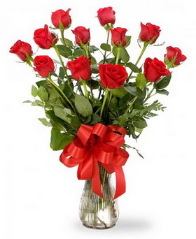 Erzurum 14 şubat sevgililer günü çiçek  12 adet kırmızı güllerden vazo tanzimi