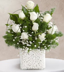 9 beyaz gül vazosu  Erzurum uluslararası çiçek gönderme 