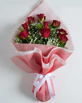 9 adet kırmızı gülden buket  Erzurum uluslararası çiçek gönderme 
