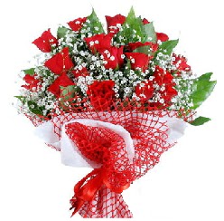 11 kırmızı gülden buket  Erzurum çiçek yolla 