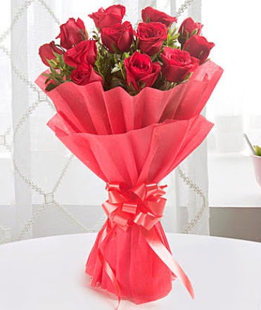 12 adet kırmızı gülden modern buket  Erzurum online çiçek gönderme sipariş 