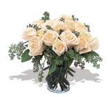 11 adet beyaz gül vazoda  Erzurum internetten çiçek siparişi 