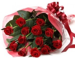  Erzurum çiçek gönderme  10 adet kipkirmizi güllerden buket tanzimi