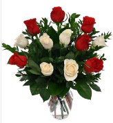 Vazo içerisinde 6 kırmızı 6 beyaz gül  Erzurum hediye sevgilime hediye çiçek 