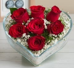 Kalp içerisinde 7 adet kırmızı gül  Erzurum çiçek siparişi vermek 