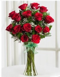 Cam vazo içerisinde 11 kırmızı gül vazosu  Erzurum çiçek gönderme 